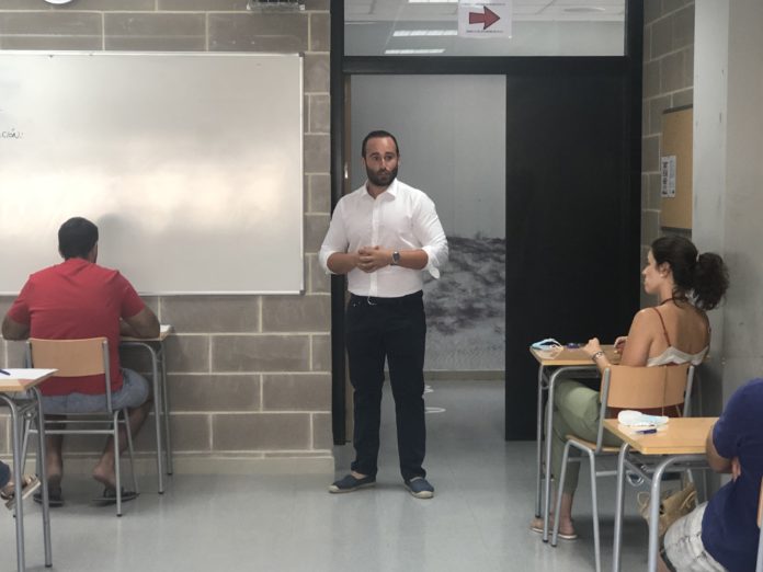 FOTO 2 Momento en que el edil de Deportes se dirige a los examinados