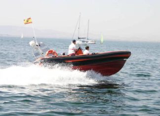 Rescatan a tres ocupantes de una zódiac que se averió en La Manga